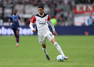 皇冠体育官方网站-德天空:法兰克福高层立场坚定,其他球队想引进埃基蒂克需1亿欧