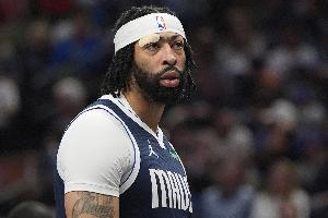 皇冠体育投注-擎天白玉柱!浓眉带伤抛投绝杀&制胜干扰 30分钟砍下34分15板5帽