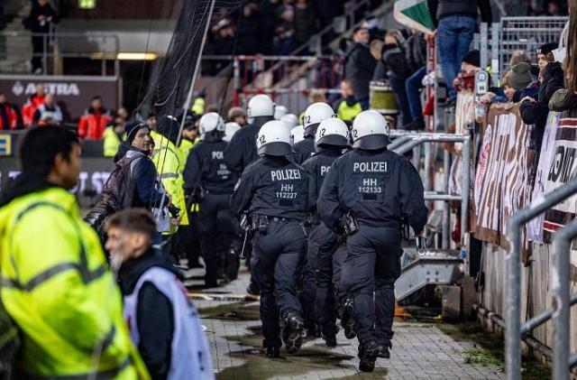 皇冠体育-死忠打伤50警察+主裁十字韧带断裂，法鹰比赛有毒？