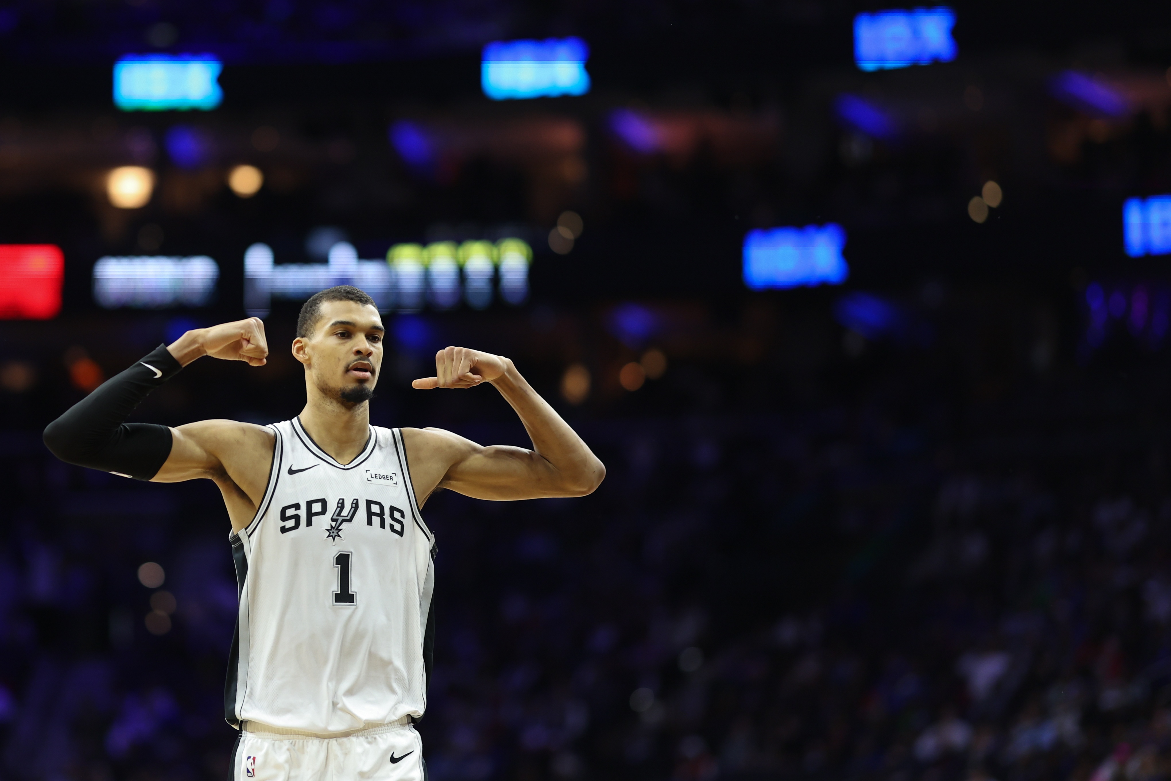 皇冠体育官网-三分15中8！米奇：文班投篮动作自律性很好 让对手防守变得很难